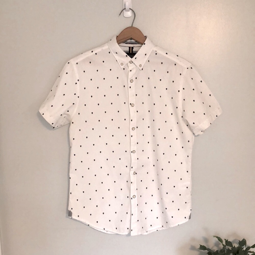 🖤Denim & Flower Slim Fit White with Black Skulls Button Down Sz M